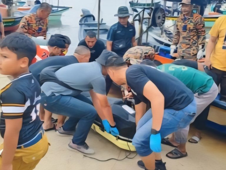Bot terbalik dipukul ombak, pasangan suami isteri ditemukan lemas