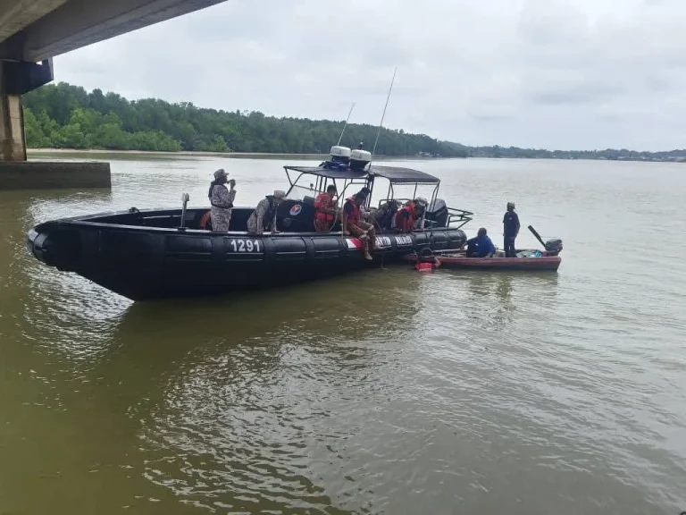 Kereta masuk sungai, seorang kanak-kanak maut, seorang lagi cedera