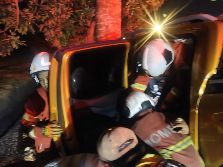 4 lelaki maut pikap langgar pokok dekat SKVE