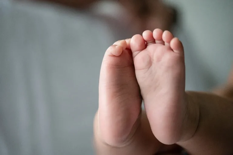 Bayi perempuan baru lahir ditemukan dalam tong sampah