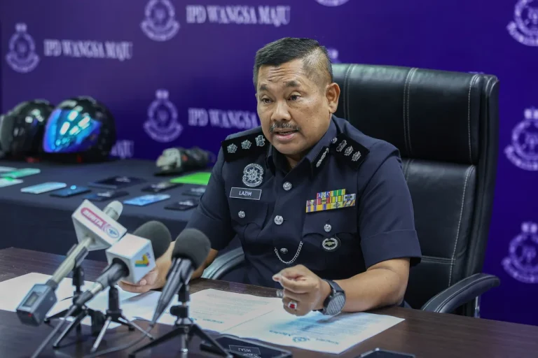 Dua lelaki guna parang samun kedai serbaneka