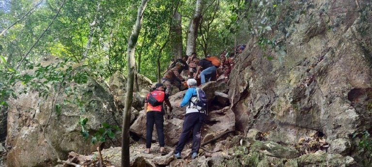Pendaki wanita cedera buku lali di Bukit Kodiang, selamat turun dibantu bomba