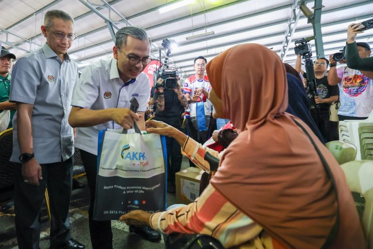 Isu saham Azam Baki : Kerajaan serah kepada Jawatankuasa Khas siasat – Fahmi