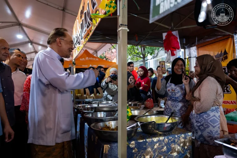 PM tinjau jualan Bazar Ramadan Kampung Baru