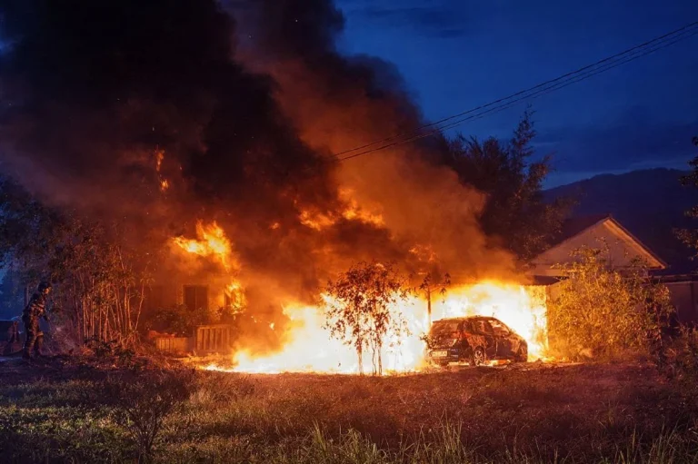 Rumah, kereta di kuarters guru terbakar ketika waktu berbuka puasa
