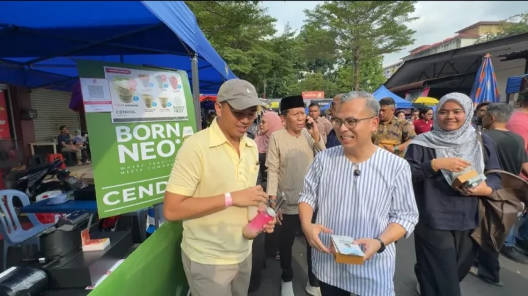 Fahmi beri sumbangan RM100 seorang kepada peniaga Bazar Ramadan Pantai