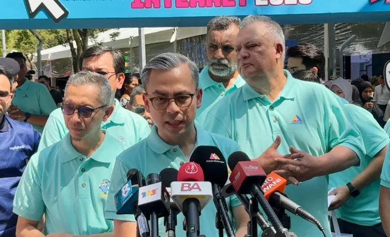 Ibu bapa perlu ambil peranan aktif kawal penggunaan internet anak-anak – Fahmi