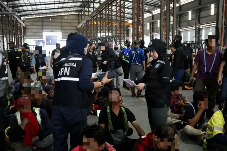 JPN serbu kilang, tahan 52 PATI guna MyKad milik orang lain di Shah Alam