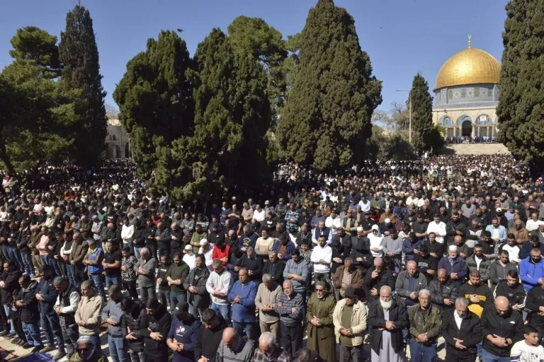 80,000 rakyat Palestin tunai solat Jumaat pertama Ramadan di Masjid Al-Aqsa