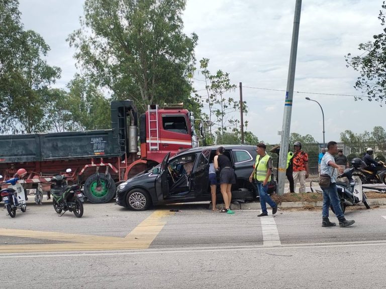 Wanita pandu BMW maut nahas dengan lori tanah