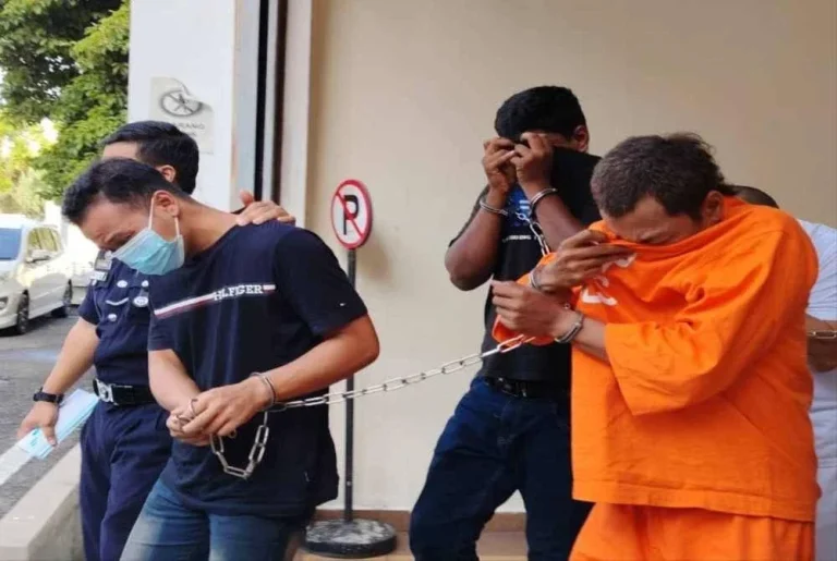 Tiga lelaki mengaku tidak bersalah menyamar polis, lakukan rompakan berkumpulan