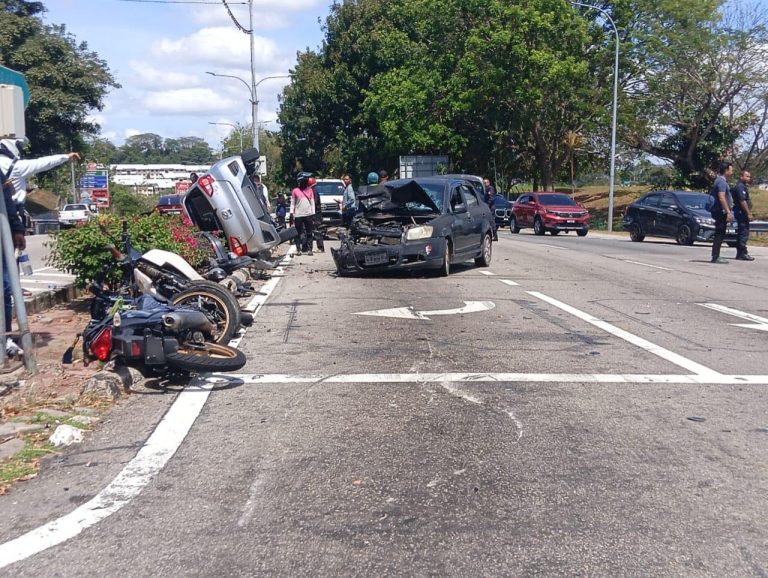 Pemandu dipercayai microsleep rempuh lima kenderaan di persimpangan lampu isyarat, seorang penunggang maut