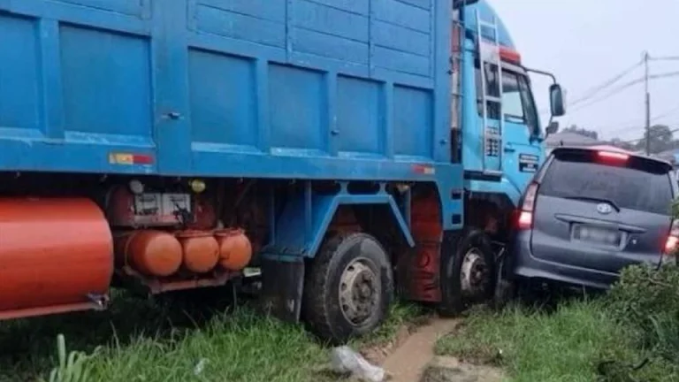 Bapa maut, anak parah MPV dirempuh lori