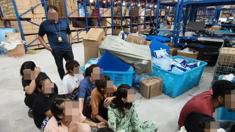 Imigresen serbu gudang terpencil, 24 PATI ditahan di Telok Panglima Garang
