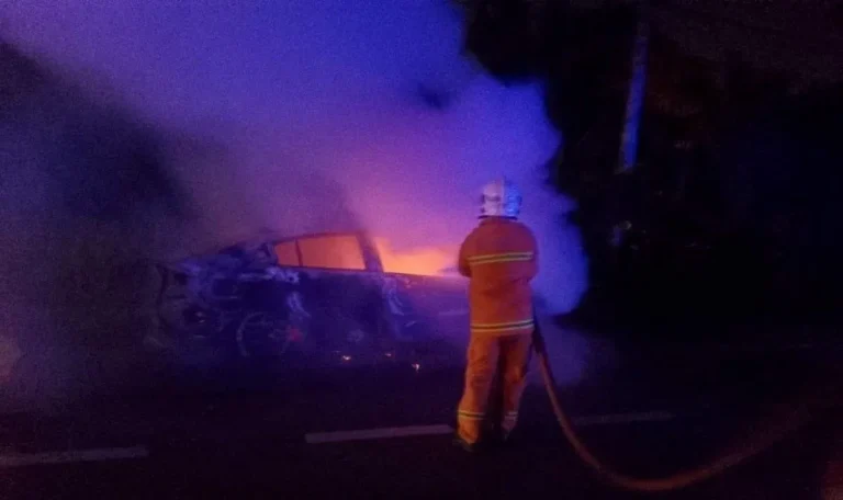 Kereta parkir semalaman musnah dalam kebakaran
