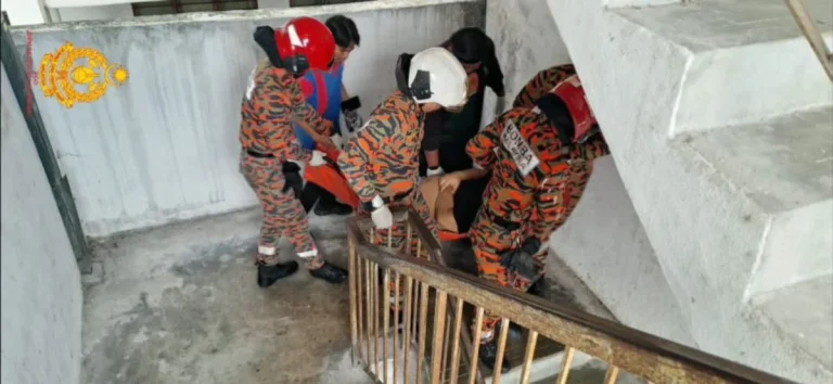 Bomba bantu turunkan lelaki 150kg dari tingkat satu, alami pendarahan kaki