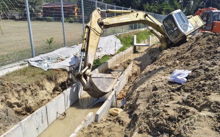 Buruh maut dihempap pengorek besi jengkaut ketika pasang longkang