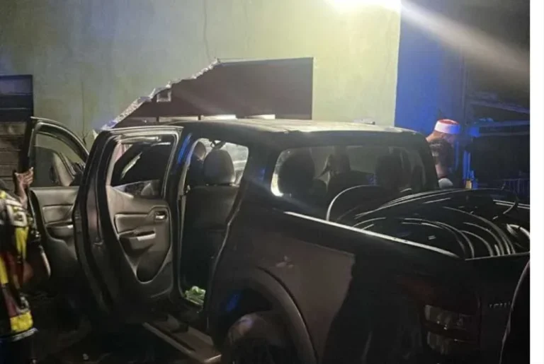 Kenderaan suspek pencuri kabel terbabas, rempuh rumah ketika dikejar polis
