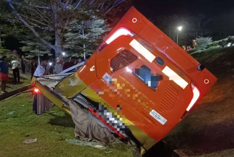 Bas ekspres bawa 10 penumpang terbabas dan terbalik