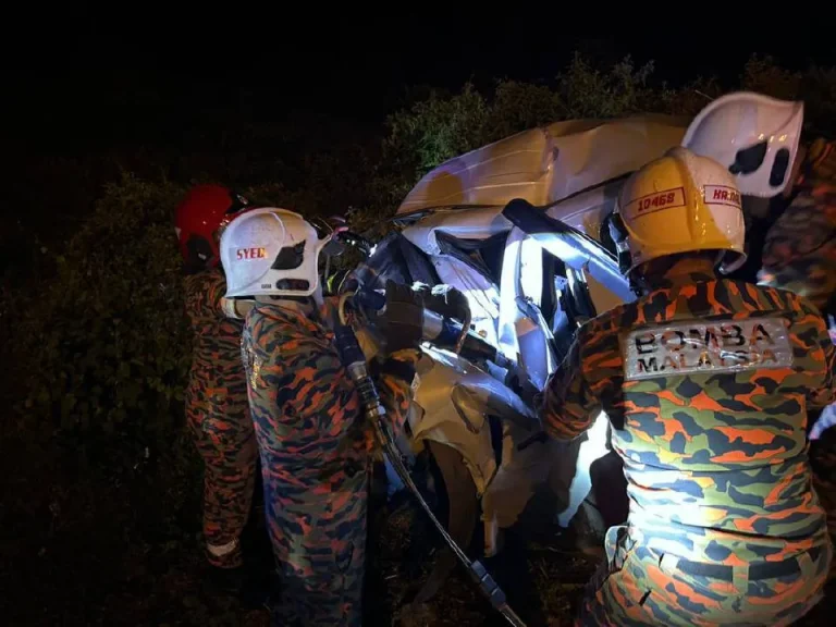 Seorang maut, tiga cedera bas ekspres rempuh pikap di simpang lampu isyarat