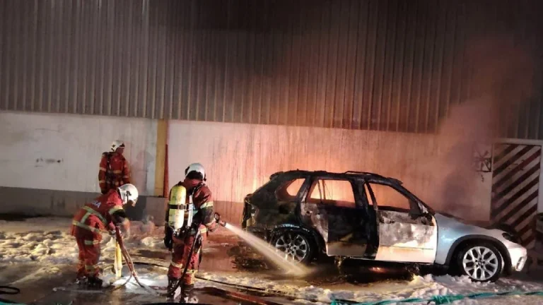 Kereta BMW musnah terbakar di gudang