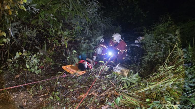 Lelaki maut, tiga cedera kereta terbabas dalam gaung