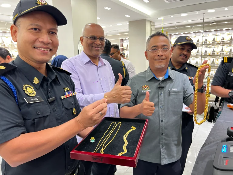 MOHD Sabri Seman (kanan) berpuas hati pematuhan penjualan emas di salah sebuah premis yang diperiksa di Jalan Masjid India, Kuala Lumpur hari ini. GAMBAR: Mohamad Redzwuan Mansor