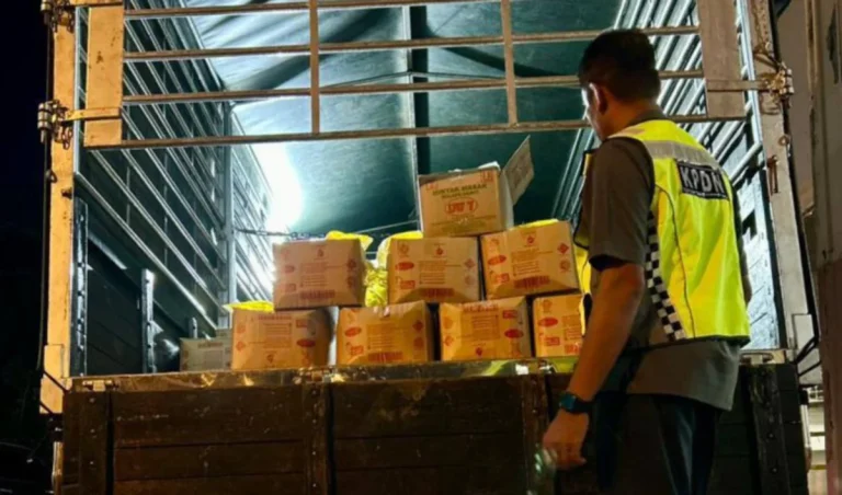 KPDN rampas lebih tiga tan minyak, gula seludup di rumah terbengkalai