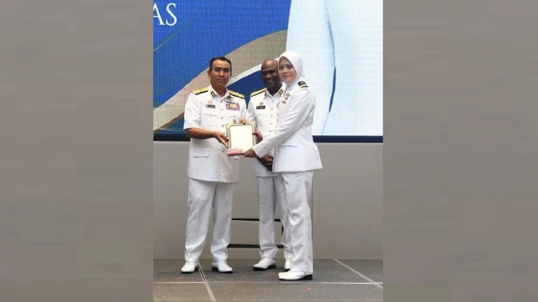 Leftenan Madya Nurul Alifa pegawai wanita pertama Maritim Malaysia terima sayap penerbang