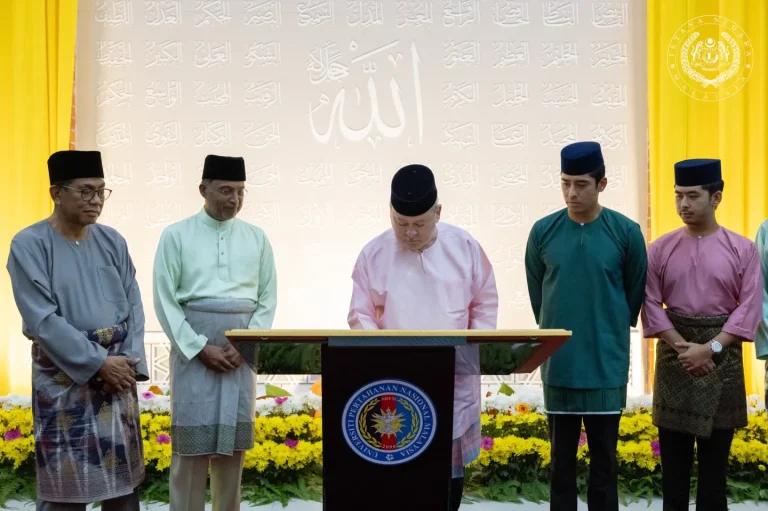 Agong berkenan rasmi Masjid UPNM Sultan Ibrahim