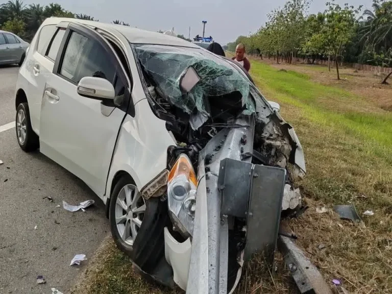 Bapa maut, anak parah MPV terbabas rempuh besi penghadang