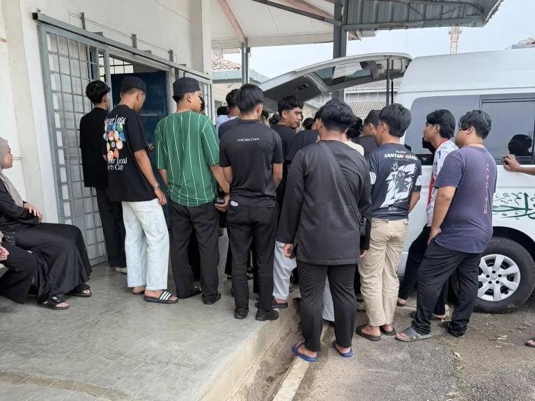 Pekerja stor maut, motosikal rempuh MPV keluar simpang