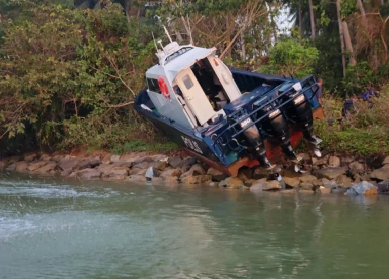 Bot ronda polis marin terbabas ketika kejar penyeludup