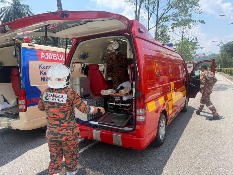 2 maut, 4 parah Proton Saga dinaiki terbabas di Putrajaya
