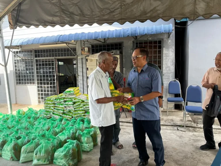RCB sampaikan sumbangan Ramadan, Aidilfitri kepada penduduk Kampung Katong Arau
