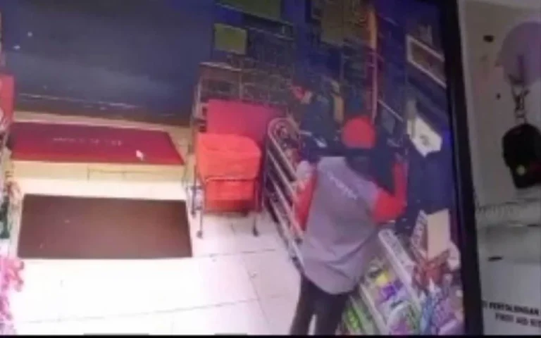 Polis buru 2 lelaki samun kedai serbaneka guna parang, larikan RM600