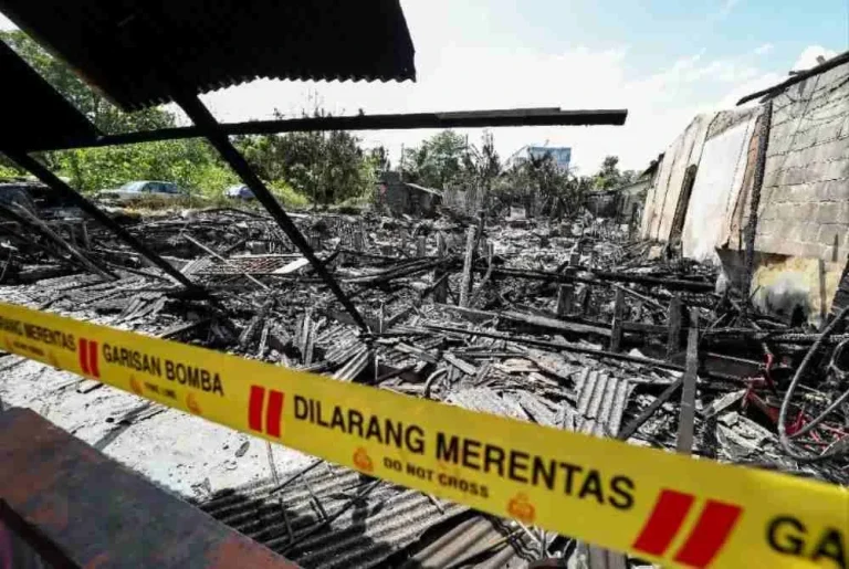 Dua rumah terbakar, persiapan Aidilfitri dua keluarga musnah