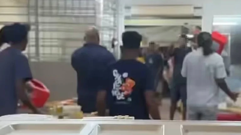 Warga emas cedera diserang ketika makan di kedai