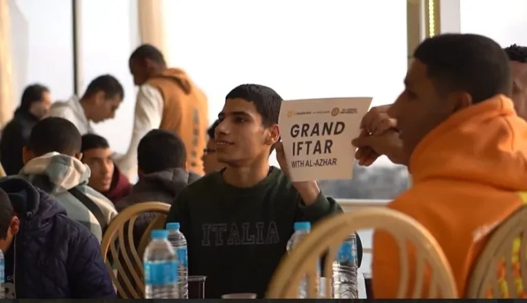 Mahasiswa Malaysia rai 100 penuntut OKU Al-Azhar iftar di Sungai Nil