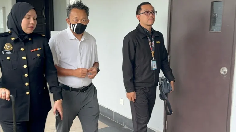 Guru didakwa kemuka invois palsu tuntutan peralatan sukan RM22,728