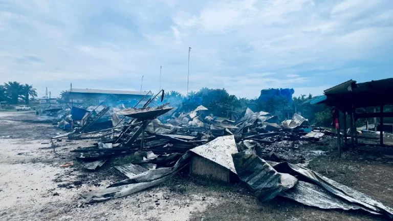39 pekerja tinggal sehelai sepinggang, kuarters terbakar