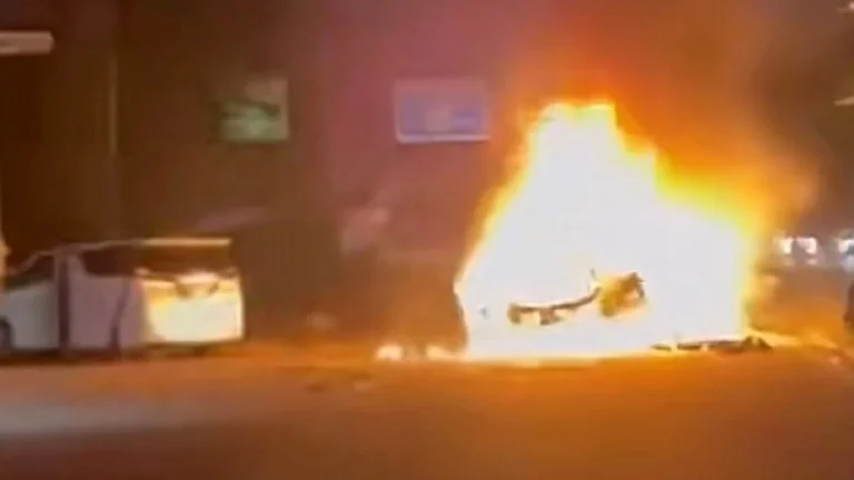 Kereta Peugeot terbakar, pemandu wanita melecur 70 peratus