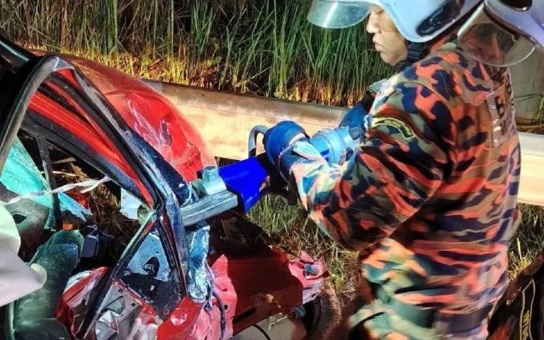 Wanita tersepit dalam Proton X50 selepas kemalangan