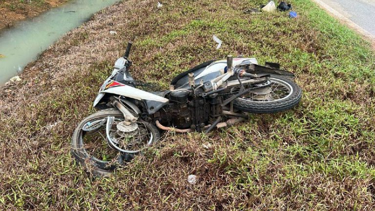 Dua bersaudara maut dirempuh pikap