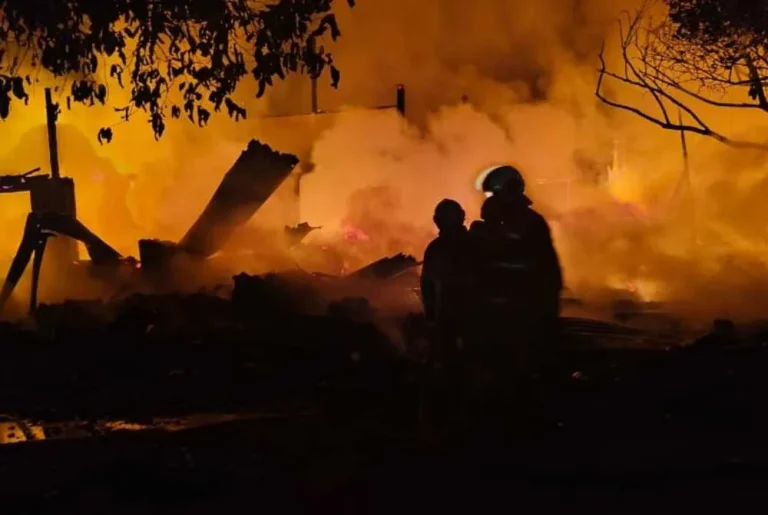 Rumah musnah, lapan penghuni selamat dalam kebakaran