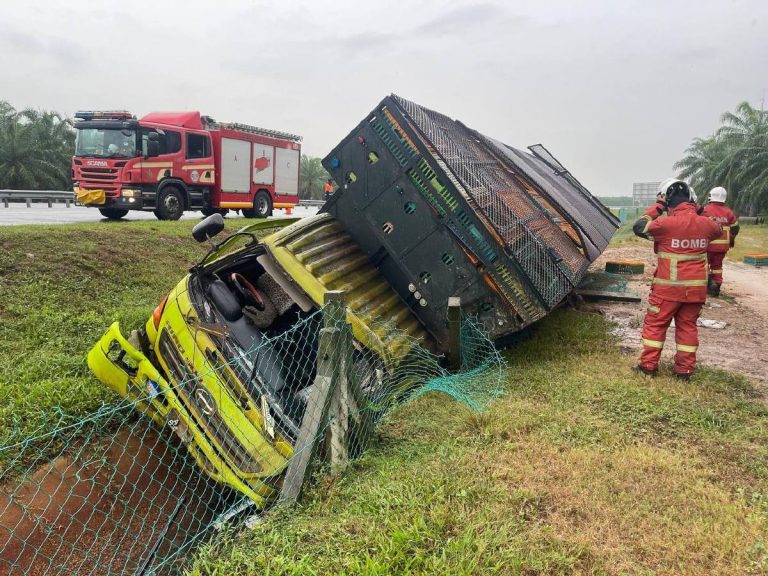 Dua maut lori muatan ayam terbalik