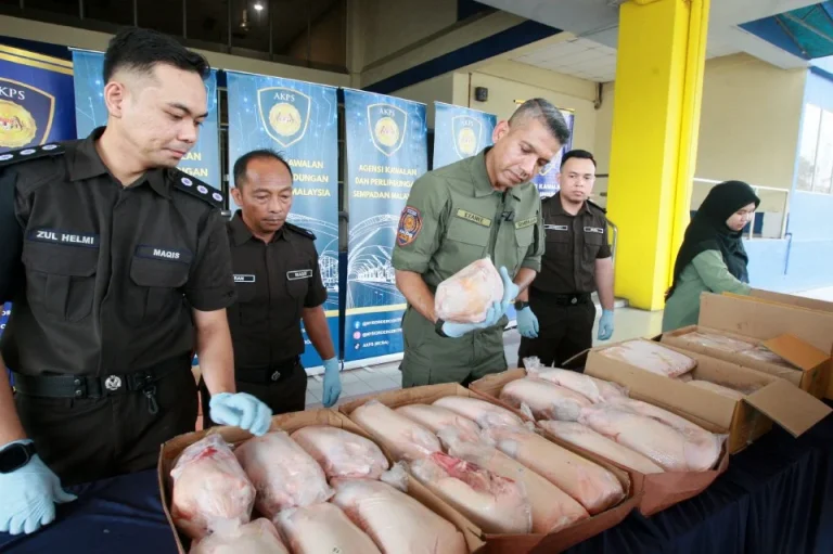AKPS rampas tujuh kontena ayam, itik sejuk beku disyaki mempunyai sijil halal meragukan
