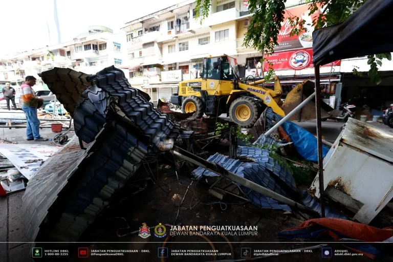DBKL roboh gerai haram, sita peralatan niaga