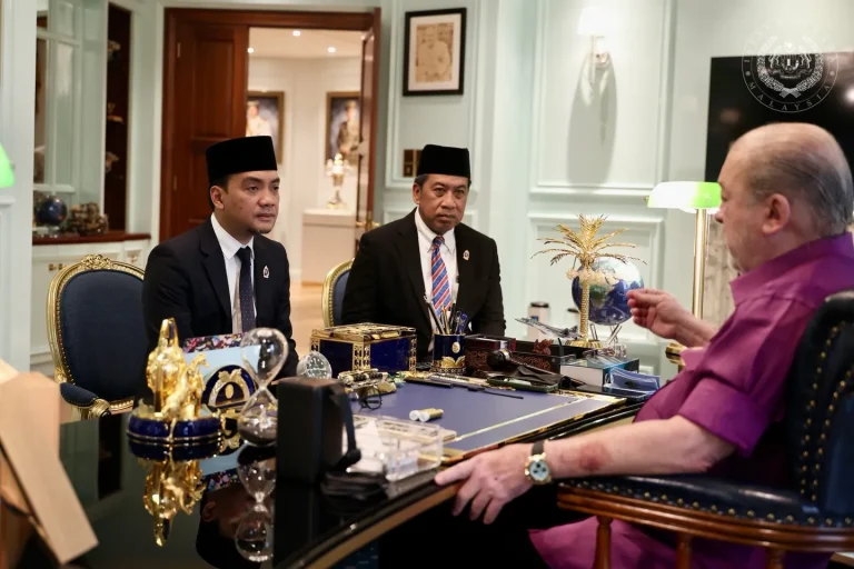 Agong dipersembah perkembangan pentadbiran, kemajuan projek Johor