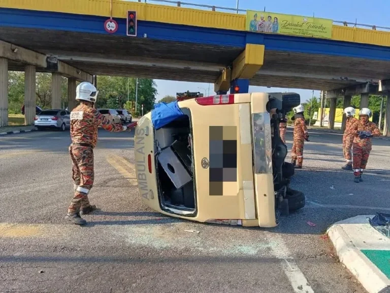 Ambulans bawa pesakit terlibat kemalangan, 5 cedera